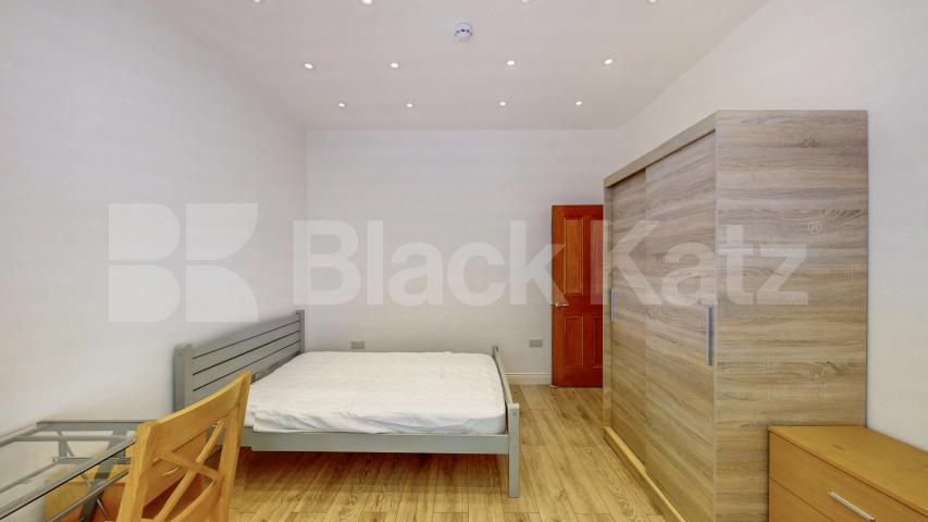 Elegant & Expansive Six Bed 4 Bath Residence with Private Garden in Holloway Mayton Street, Holloway